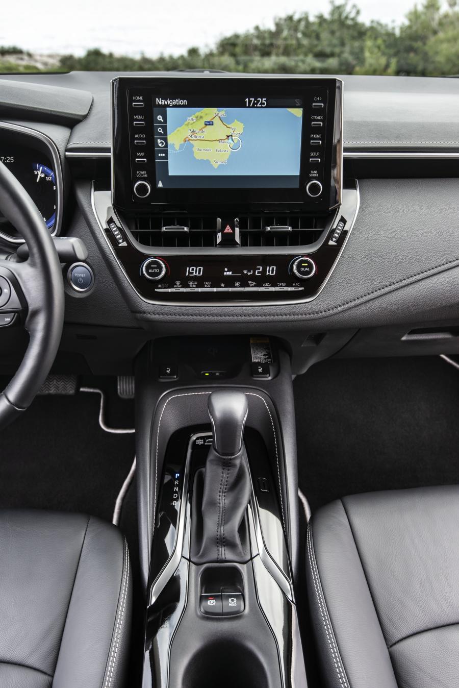 Интерьер Toyota Corolla Hybrid Sedan 2019 года  (WW) (фото 21 из 25)